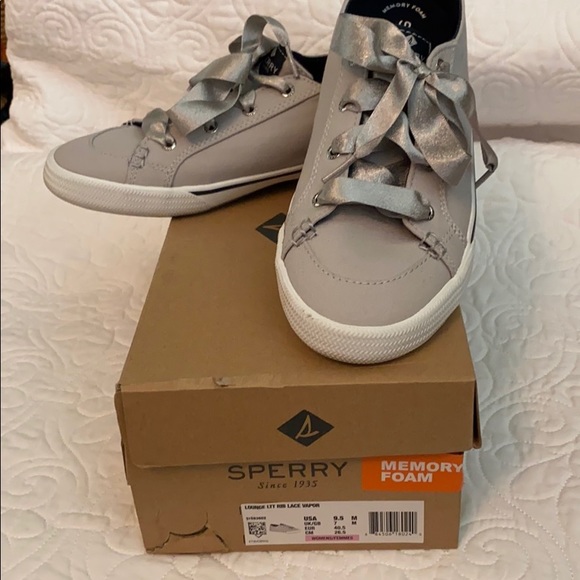 Sperry Topsiders. - Picture 2 of 8